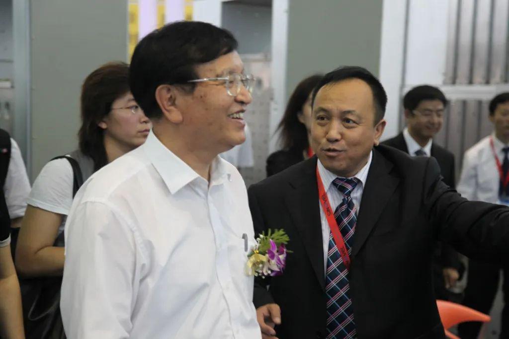 華德海特電器在2020年榮獲“中國開關柜 10頂級品牌”72.5千伏氫地理信息系統和碳地理信息系統獎，填補了國際空白