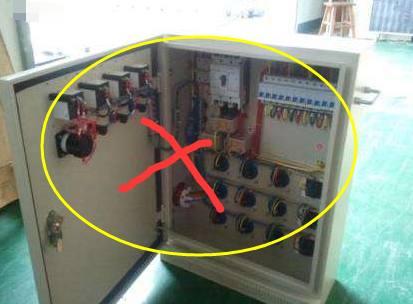 老電工把配電箱安裝在墻內。曬太陽太聰明了。