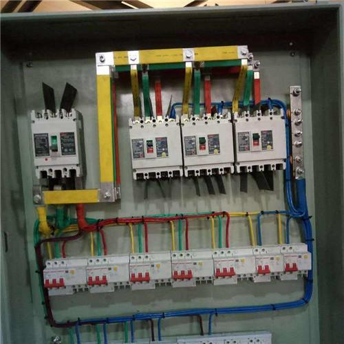 配電箱帶漏電保護或空？只有有這么多漏洞和空的開口才是安全的。這太實際了。